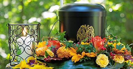 Bei Bestattungen gelten wegen der Corona-Pandemie strenge Regeln. Nur f&uuml;nf Trauerg&auml;ste d&uuml;rfen dabei sein, der Kreis kann aber erweitert werden.
Foto: dpa