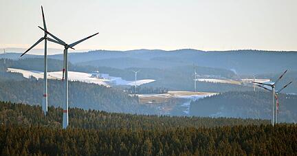 Die Windkraft soll bei der Energiewende in Deutschland eine Hauptrolle spielen. Doch beim Ausbau an Land gibt es nur geringe Fortschritte.
Foto: dpa