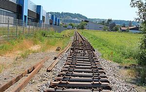 Hier, zwischen dem Firmengelände von Arnold und dem Penny-Markt, endet derzeit das Gleis der Jagsttalbahn.