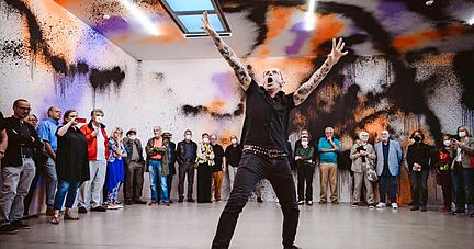 Performance beim Kunstverein Heilbronn: Manfred Peckl hält eine ganz spezielle Art der Eröffnungsrede auf seinen Künstlerkollegen Anselm Reyle.
Foto: Nico Kurth Performance beim Kunstverein Heilbronn: Manfred Peckl hält eine ganz spezielle Art der Eröffnungsrede auf seinen Künstlerkollegen Anselm Reyle.
Foto: Nico Kurth