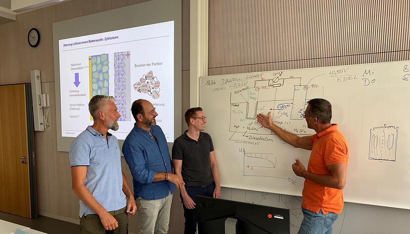 Jürgen Gehrig (von links), Alexander Iannelli, Markus Reith und Professor Ralph Lux im Gespräch nach einem erfolgreichen Schulungstag.