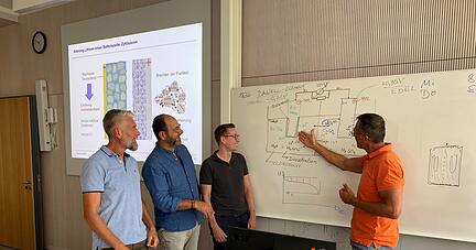 Jürgen Gehrig (von links), Alexander Iannelli, Markus Reith und Professor Ralph Lux im Gespräch nach einem erfolgreichen Schulungstag.
Foto: Lisa Könnecke Jürgen Gehrig (von links), Alexander Iannelli, Markus Reith und Professor Ralph Lux im Gespräch nach einem erfolgreichen Schulungstag.
Foto: Lisa Könnecke