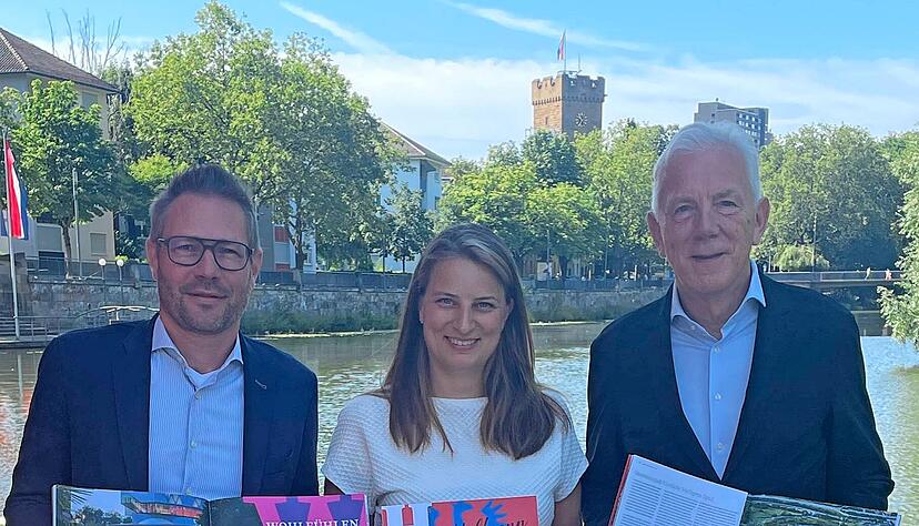 Florian Baasch (links), Karoline Pfizenmayer und Oberbürgermeister Harry Mergel präsentieren das neue Magazin in der Inselspitze.
Foto: Marie Provençal Florian Baasch (links), Karoline Pfizenmayer und Oberbürgermeister Harry Mergel präsentieren das neue Magazin in der Inselspitze.
Foto: Marie Provençal