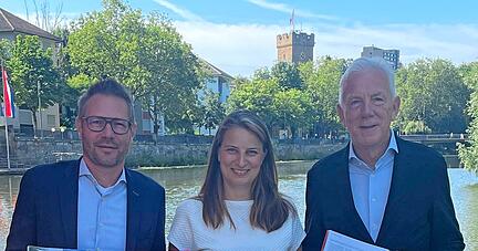 Florian Baasch (links), Karoline Pfizenmayer und Oberbürgermeister Harry Mergel präsentieren das neue Magazin in der Inselspitze.
Foto: Marie Provençal Florian Baasch (links), Karoline Pfizenmayer und Oberbürgermeister Harry Mergel präsentieren das neue Magazin in der Inselspitze.
Foto: Marie Provençal