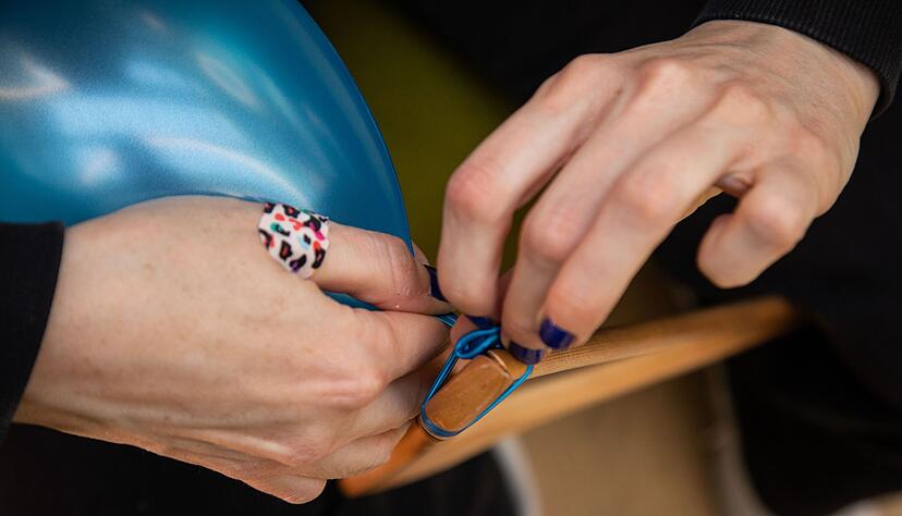 Schritt 3: Das Ende mit der &Ouml;ffnung durch das Loch ziehen.