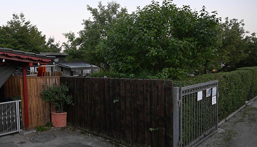 In einer Kleingartenanlage in München wurden mehrere Menschen wohl bei einem Gasaustritt schwer verletzt. Mindestens ein Mann ist tot. In einer Kleingartenanlage in München wurden mehrere Menschen wohl bei einem Gasaustritt schwer verletzt. Mindestens ein Mann ist tot.