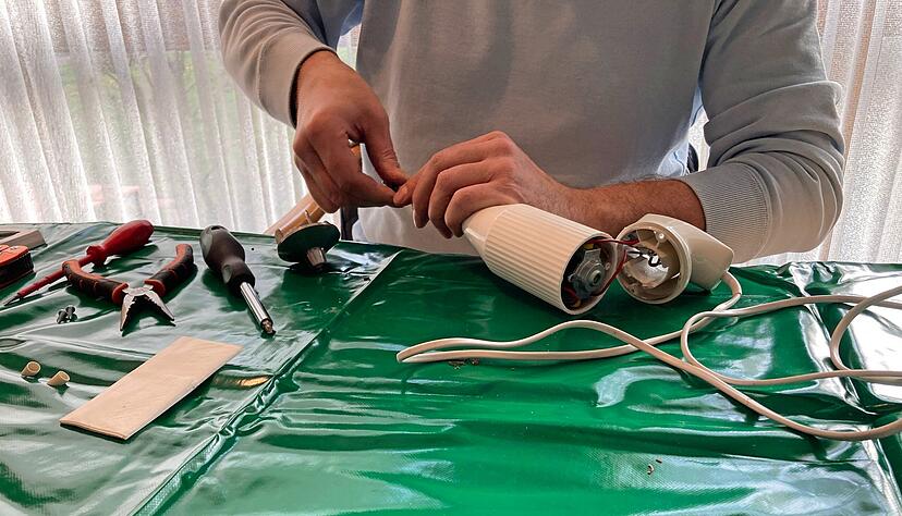 40 Jahre ist der Stabmixer alt. Und dank Jürgen Friedrich kann das Gerät nun auch in Zukunft wieder Lebensmittel zerkleinern. 40 Jahre ist der Stabmixer alt. Und dank Jürgen Friedrich kann das Gerät nun auch in Zukunft wieder Lebensmittel zerkleinern.