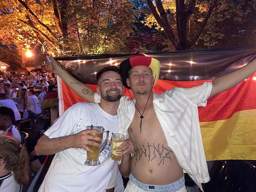 Ausgelassene Stimmung herrschte vor, während und nach dem 2:0-Sieg der DFB-Elf gegen Dänemark.