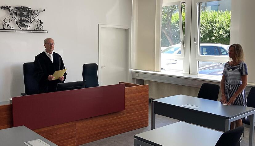 Zur Urteilsverk&uuml;ndung kam Ina M&ouml;ller (rechts) pers&ouml;nlich. Richter Carsten Witt gab der Lagerarbeiterin in allen Punkten recht.