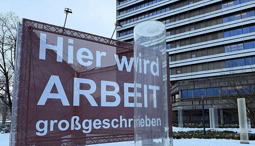 Im Dezember steigt die Arbeitslosigkeit: Betriebe stellen vor dem Jahresende weniger ein und in der kalten Jahreszeit gibt es weniger Au&szlig;enjobs.