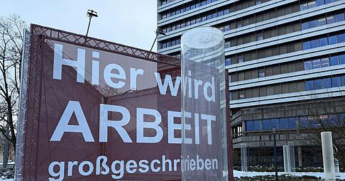 Im Dezember steigt die Arbeitslosigkeit: Betriebe stellen vor dem Jahresende weniger ein und in der kalten Jahreszeit gibt es weniger Au&szlig;enjobs.