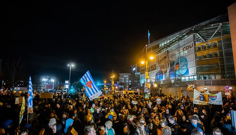 In Berlin versammeln sich Menschen vor der CDU-Zentrale. In Berlin versammeln sich Menschen vor der CDU-Zentrale.