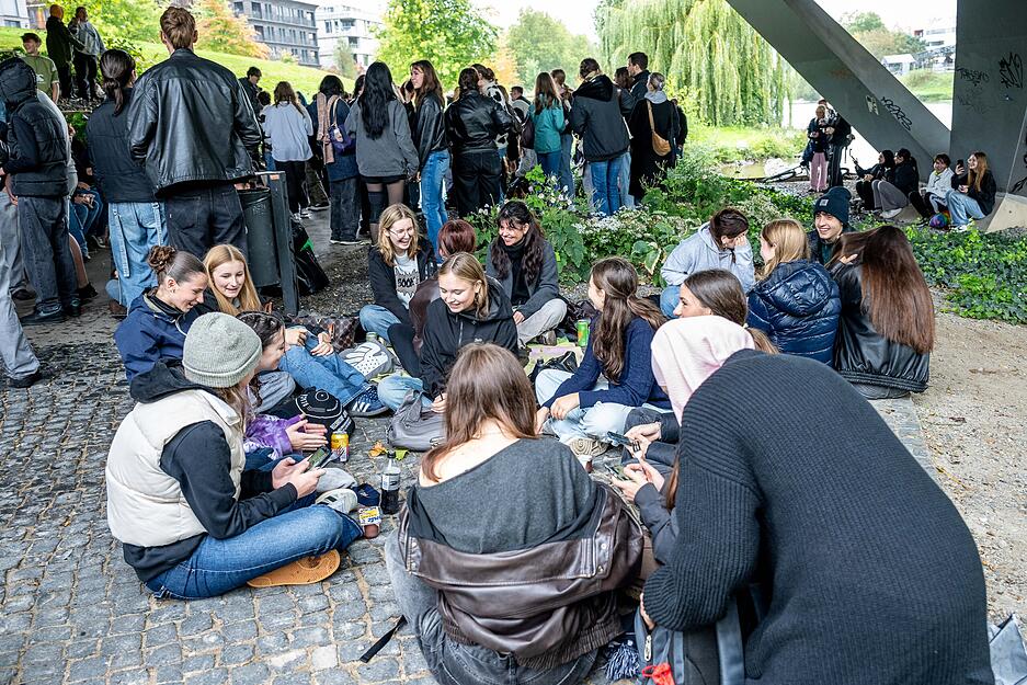 "Pudding mit der Gabel essen": Videos von solchen Aktionen verbreiten sich auf Instagram und Tiktok.
