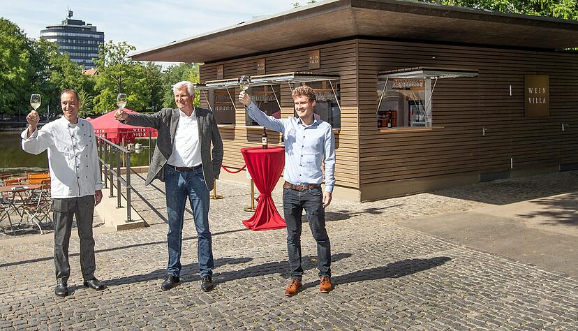 Wegen Corona mit Abstand und Hygieneregeln: Jürgen Sawall (v.l.), Karl Seiter, Daniel Drautz öffnen heute den Wein-Villa-Stand an der Neckarbühne.
Foto: Andreas Veigel Wegen Corona mit Abstand und Hygieneregeln: Jürgen Sawall (v.l.), Karl Seiter, Daniel Drautz öffnen heute den Wein-Villa-Stand an der Neckarbühne.
Foto: Andreas Veigel