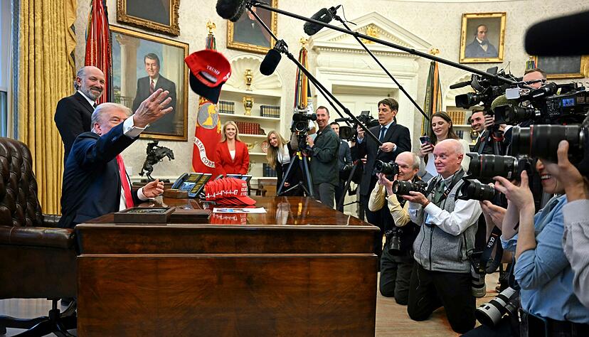 Trump krempelt die Regeln um - und die Korrespondenten-Vereinigung warnt vor einer Bedrohung der Pressefreiheit. Trump krempelt die Regeln um - und die Korrespondenten-Vereinigung warnt vor einer Bedrohung der Pressefreiheit.