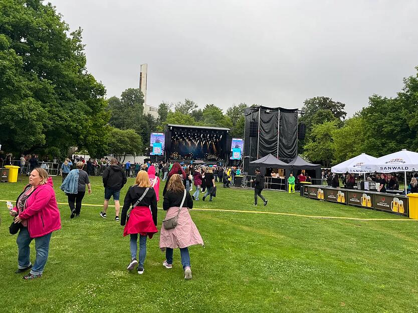 Das Konzert-Gelände im Wertwiesenpark füllt sich langsam.