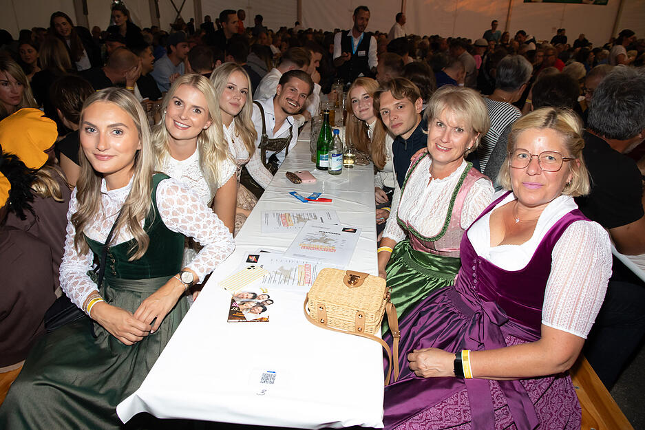 Im vollbesetzten Festzelt sitzen die Partygäste am Freitagabend beim Käsritt zusammen. Das Leingartener Stadtfest findet 2025 nach acht Jahren Pause wieder statt.
