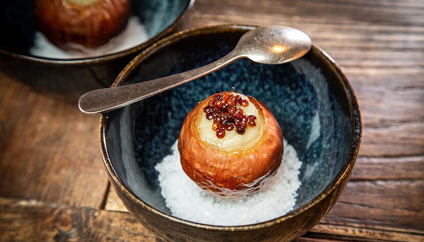 Diese Vorspeise schindet Eindruck: Die Zwiebel wird langsam bei niedriger Temperatur eingekocht und dann gefüllt. Getoppt wird sie mit Linsen und auf einem Bett aus Meersalz serviert. Diese Vorspeise schindet Eindruck: Die Zwiebel wird langsam bei niedriger Temperatur eingekocht und dann gefüllt. Getoppt wird sie mit Linsen und auf einem Bett aus Meersalz serviert.