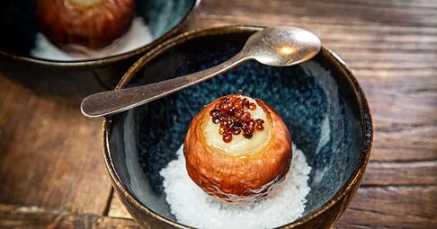 Diese Vorspeise schindet Eindruck: Die Zwiebel wird langsam bei niedriger Temperatur eingekocht und dann gefüllt. Getoppt wird sie mit Linsen und auf einem Bett aus Meersalz serviert.