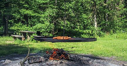 Hmmmm ... lecker! Damit nicht nur die Würstchen perfekt werden, sondern davor auch das Grillfeuer, schmeißt man nicht einfach Holz auf einen Haufen und zündet es an. Trocken sollte es sein, verschieden dick sein und mit System aufgeschichtet werden. Foto: Andreas Tschürtz