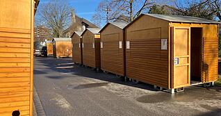 Die Buden stehen schon bereit: Am Wochenende l&auml;dt der "Winterzauber" in den Neckarsulmer Neuberg ein