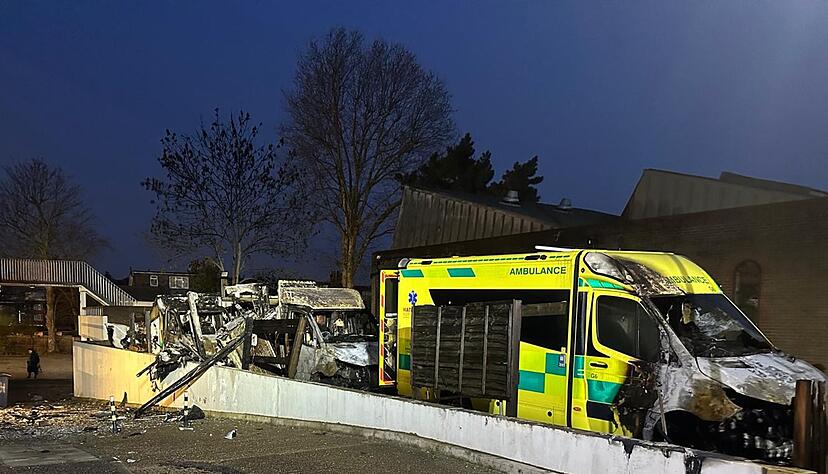 Ein Brandanschlag auf den Rettungsdienst einer j&uuml;dischen Gemeinde versetzt London in einen Schockzustand.