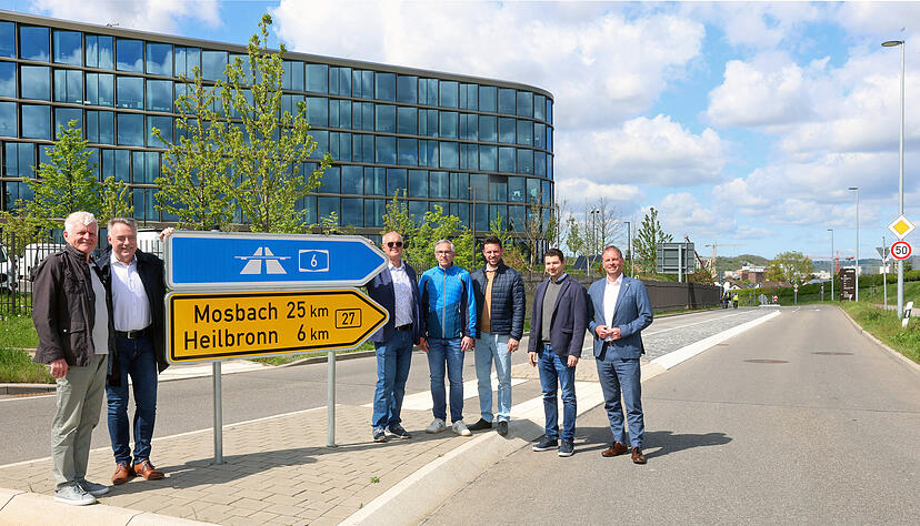 B&uuml;rgermeister sowie Vertreter der Stadt und der Schwarz-Gruppe freuen sich &uuml;ber die Verkehrsfreigabe der k&uuml;nftigen K2117.