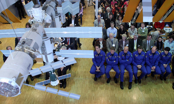 Alexander Gerst (2.v.r.) mit seinen Kollegen Thomas Pequet (FRA),Timothy Peak (UK), Luca Parmitano (ITA), Andreas Mogensen (DK) und Samantha Cristoforetti (ITA) (l-r).