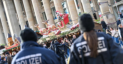 21.12.2024, Baden-Württemberg, Stuttgart: Zwei Polizisten stehen am Mittag auf einer Zufahrtsstraße zum Weihnachtsmarkt in Stuttgart. Nach einer Attacke auf einen Weihnachtsmarkt in Magdeburg wurden die Sicherheitsvorkehrungen verschärft. Foto: Marius Bulling/dpa +++ dpa-Bildfunk +++