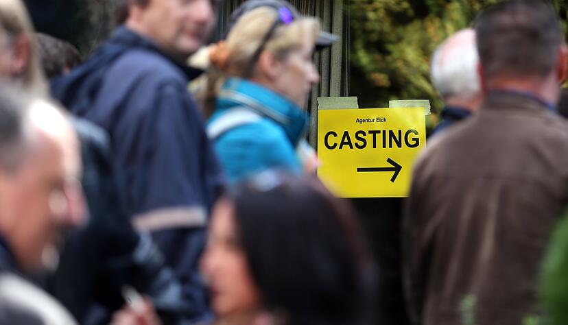 Einsatz im Hintergrund: Komparsinnen und Komparsen beleben Filmszenen als Passanten oder Gäste.
