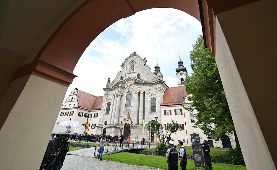 In Zwiefalten wird ein Gedenkgottesdienst f&uuml;r die Opfer des Zugungl&uuml;cks bei Riedlingen abgehalten. Drei Menschen waren dabei get&ouml;tet und Dutzende teilweise schwer verletzt worden.