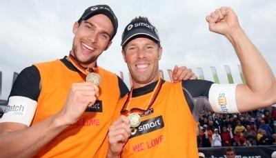 Koreng (l-r) und Klemperer feiern den dritten Platz bei der Beachvolleyball-DM. Koreng (l-r) und Klemperer feiern den dritten Platz bei der Beachvolleyball-DM.