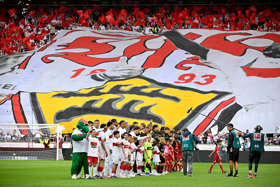 Als die Mannschaft einläuft startet die Choreo der VfB-Fans.