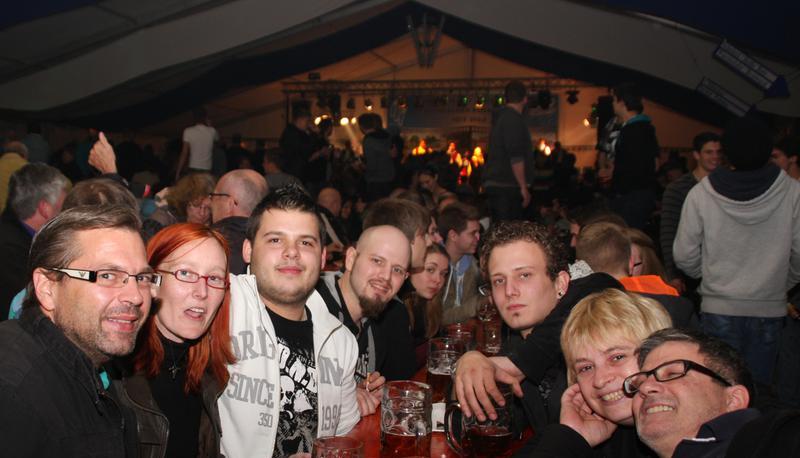 Ausgelassen und friedlich feierten die überwiegend jungen Besucher am Eröffnungsabend des Hagenbacher Bockbierfestes zu Stimmungskrachern.
Foto: Ute Plückthun