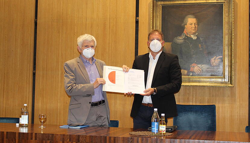 Bürgermeister Timo Frey (rechts) übergibt die Baugenehmigung an Josef Klug, , Geschäftsführer im Bereich Standortentwicklung der Schwarz-Gruppe. Foto: Katharina Müller Bürgermeister Timo Frey (rechts) übergibt die Baugenehmigung an Josef Klug, , Geschäftsführer im Bereich Standortentwicklung der Schwarz-Gruppe. Foto: Katharina Müller