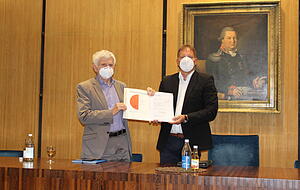 Bürgermeister Timo Frey (rechts) übergibt die Baugenehmigung an Josef Klug, , Geschäftsführer im Bereich Standortentwicklung der Schwarz-Gruppe. Foto: Katharina Müller Bürgermeister Timo Frey (rechts) übergibt die Baugenehmigung an Josef Klug, , Geschäftsführer im Bereich Standortentwicklung der Schwarz-Gruppe. Foto: Katharina Müller