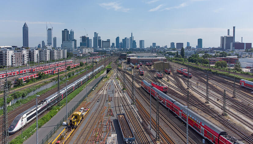 Der Frankfurter Hauptbahnhof ist ein Kopfbahnhof. Damit Züge hier schneller durchkommen, soll ein Fernbahntunnel gebaut werden.