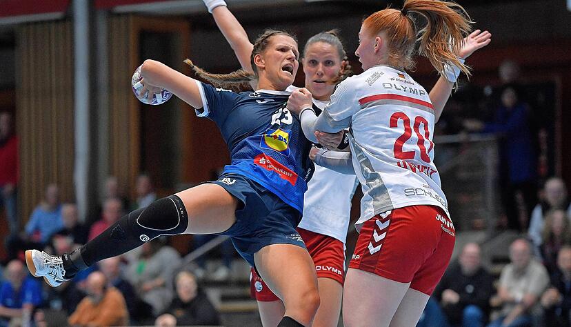 Beide Teams schenkten sich am Mittwochabend nichts. Munia Smits wird in dieser Szene von ihrer Schwester Xenia (Mitte) und Sofia Hvenfelt gestoppt. Beide Teams schenkten sich am Mittwochabend nichts. Munia Smits wird in dieser Szene von ihrer Schwester Xenia (Mitte) und Sofia Hvenfelt gestoppt.