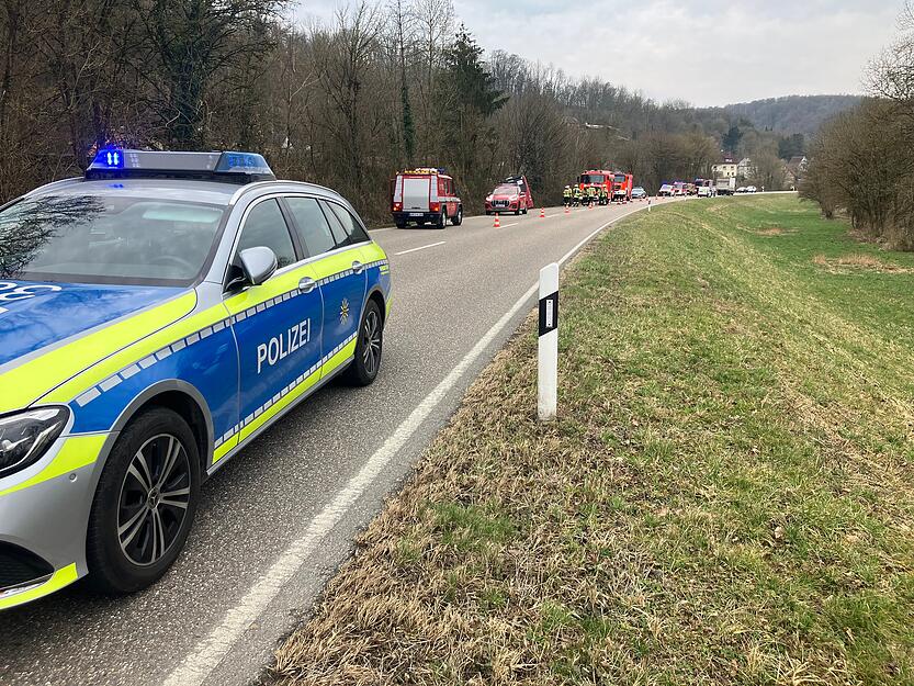 Polizei und Rettungskräfte sind am Montagvormittag mit einem größeren Aufgebot an der L1045 zwischen Sindringen und Ohrnberg im Einsatz. Polizei und Rettungskräfte sind am Montagvormittag mit einem größeren Aufgebot an der L1045 zwischen Sindringen und Ohrnberg im Einsatz.