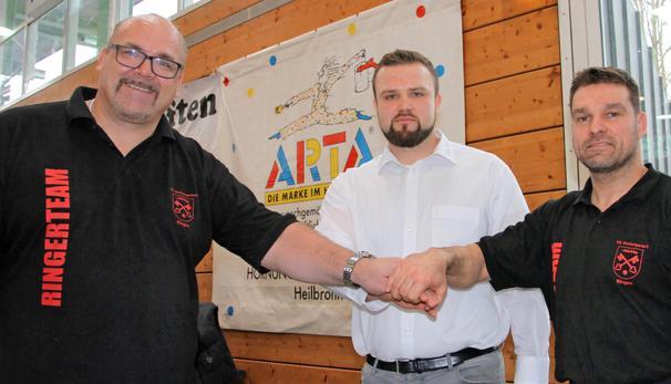 Vertragsverl&auml;ngerung per Handschlag (von links): Abteilungsleiter Jens Petzold, Eduard Popp und Trainer Marcus Mackamul.
Fotos: Alexander Bertok