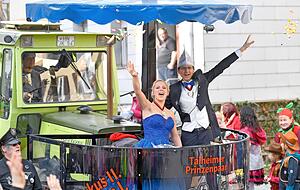 "Prinz Markus II von Land und Technik" und "Prinzessin Corinna I von Gesundheit und Abenteuer" feiern mit den B&uuml;rgern.
