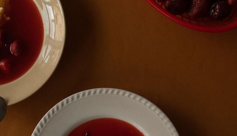 Erdbeersuppe: Mit Stärke und in Zuckerwasser gekochte Erdbeeren erinnern in der Erdbeersuppe schon an Marmelade, mitgekochte Verbene-Blätter (Eisenkraut) sorgen für feine Zitrusnoten. Erdbeersuppe: Mit Stärke und in Zuckerwasser gekochte Erdbeeren erinnern in der Erdbeersuppe schon an Marmelade, mitgekochte Verbene-Blätter (Eisenkraut) sorgen für feine Zitrusnoten.
