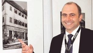 Schrade-Gesch&auml;ftsf&uuml;hrer Ralf von Briel zeigt, wo alles angefangen hat: 1910 hatte Christian Schrade ein Eisenmagazin in der Marktstra&szlig;e 12 gekauft.Foto: Gleichauf