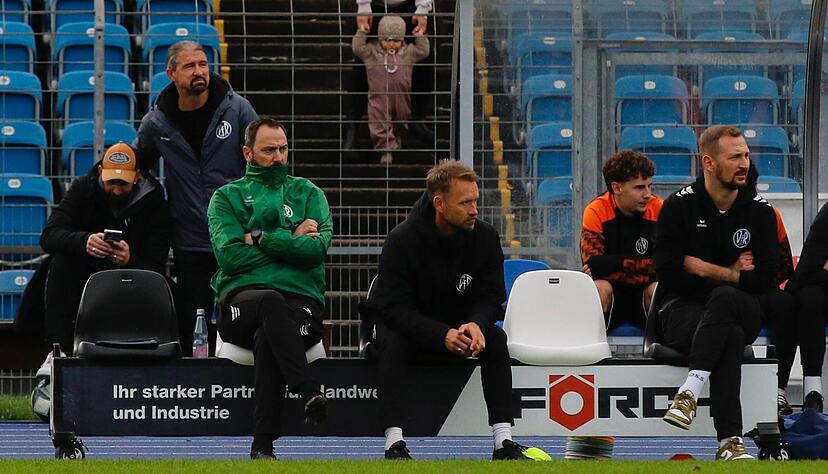 Trainer Manuel Fischer (rechts) ist vom TSV Weilimdorf zum VfR Heilbronn gekommen. Jetzt haben genau diese beiden Klubs ein Spieler-wechsel-dich-Spiel gestartet.