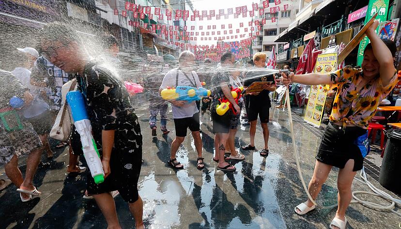Zu Songkran finden landesweit ausgelassene Wasserschlachten statt. (Archivbild)