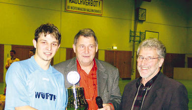Spielführer Björn Hammel (FV Künzelsau) erhält vom Bezirksvorsitzenden Wolfgang Hecker den Pokal. Daneben steht Karlheinz Rau. (Foto: Robert Stolz) Spielführer Björn Hammel (FV Künzelsau) erhält vom Bezirksvorsitzenden Wolfgang Hecker den Pokal. Daneben steht Karlheinz Rau. (Foto: Robert Stolz)