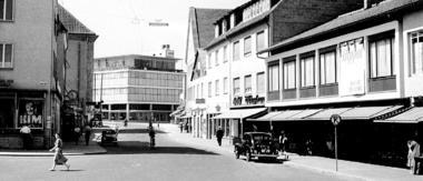 1953: Der Merkur im Hintergrund beherrscht die Fleiner Straße, die für den Kfz-Verkehr frei ist. Links die Milchbar (1951 - 1970) und Reklame für den Filmpalast. Rechts von vorn damals: Hippel, Heinzelmann, Bechtel, Gaststätte Steineck, Juwelier Stotz und Brenner-Schilling.