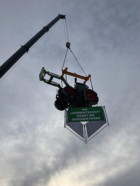 Traktor hängt an Kranseil: Außergewöhnliche Bauernprotest-Aktion in Fürfeld