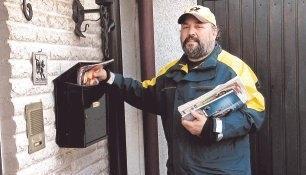 Rainer Dierolf (53) tr&auml;gt in Teilen von Gellmersbach und Eberstadt die Post aus. Vor 38 Jahren begann er seine Laufbahn bei der Bundespost.Foto: Karin Freudenberger