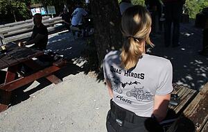 Die Besucher machen sich gegenseitig auf die Regeln aufmerksam, während sie eine Pause machen, etwas essen und trinken. Die Besucher machen sich gegenseitig auf die Regeln aufmerksam, während sie eine Pause machen, etwas essen und trinken.